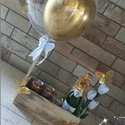 Caja con globos dorado 