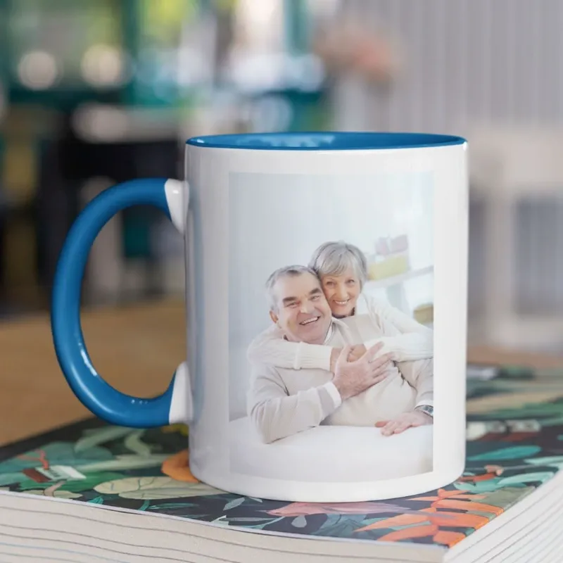 Taza blanca con asa e interior azul