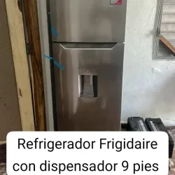 Refrigerador Frigidaire 9 pies con dispensador 