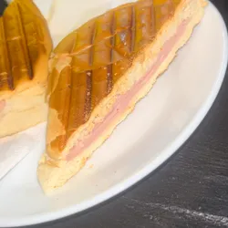 Pan con jamón y queso 