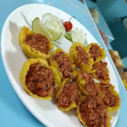 Tostones rellenos con cangrejo 