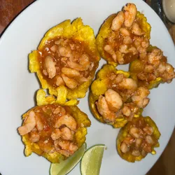 Tostones rellenos de camarón 