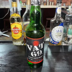 Trago de whisky Vat 69