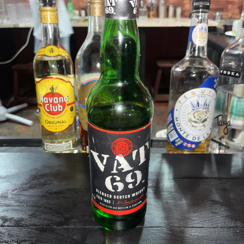 Trago de whisky Vat 69