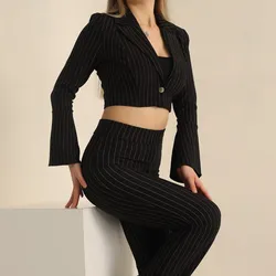 Conjunto de vestir negro con listas blancas