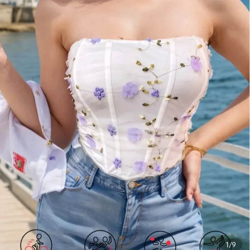 Corset blanco con flores malvas