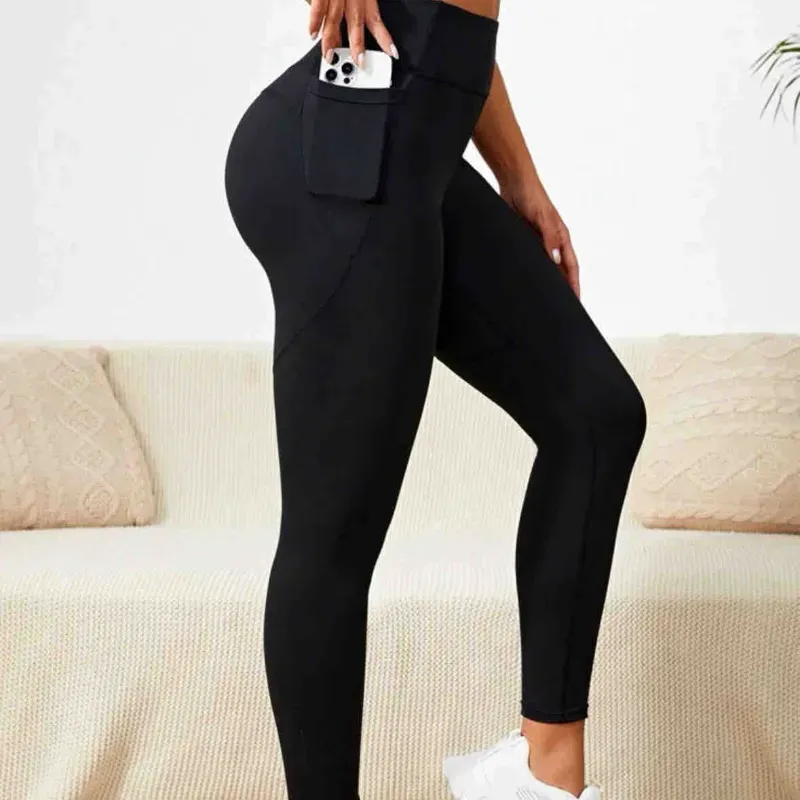 Licras negras de bolsillo a los lados 