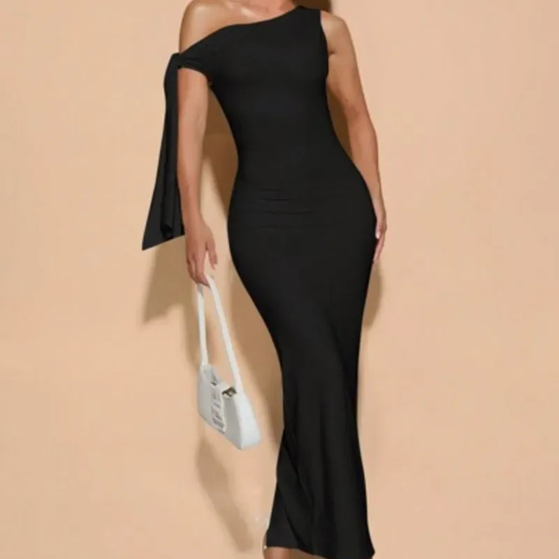 Vestido negro de lazo