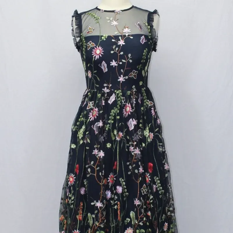 Vestido negro estampado floral 3D