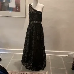 Vestido negro y dorado 