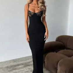 Vestido negro y el escote en beige 