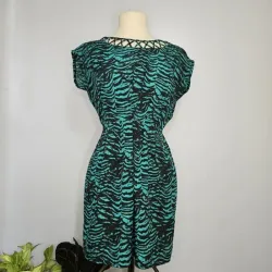 Vestido verde de listas negras 