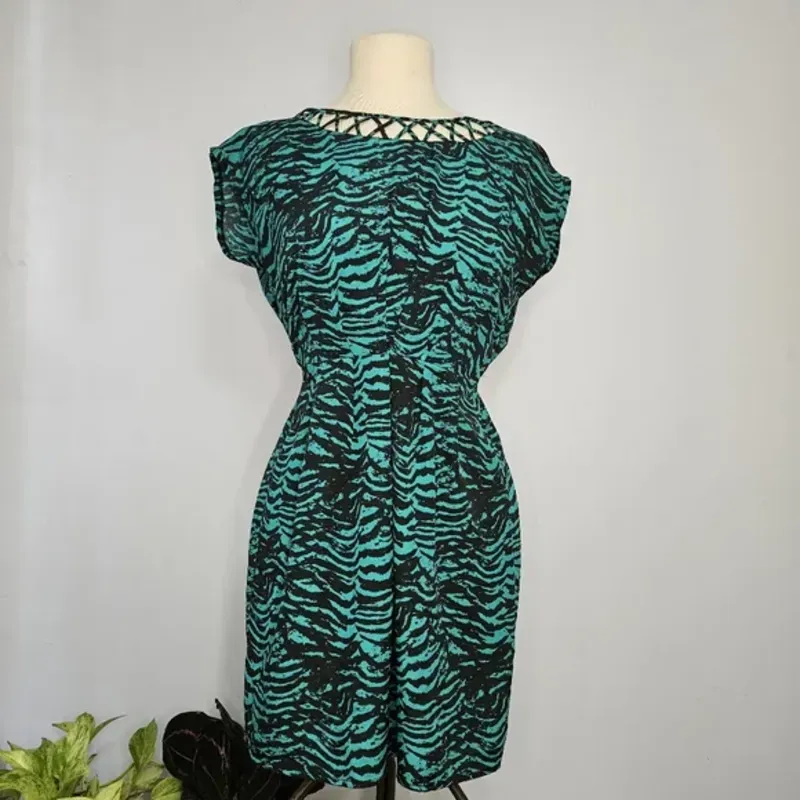 Vestido verde de listas negras 