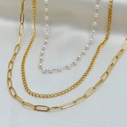 Tres cadenas en una de acero inoxidable