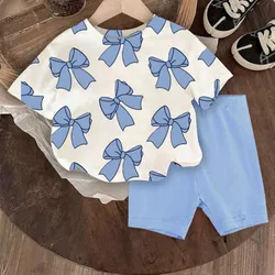 Conjunto azul y blanco con lazos