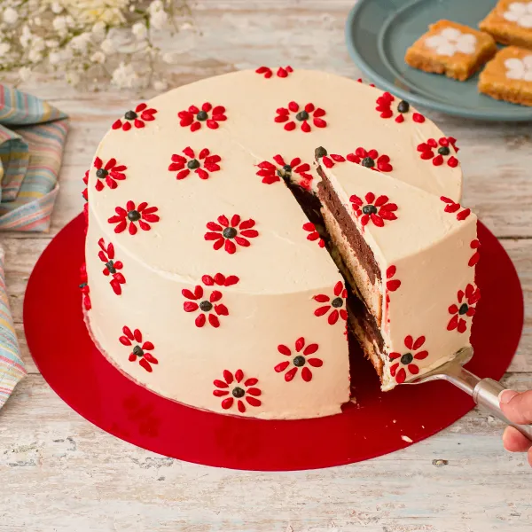 Dulceria-cafe con dulces y tartas artesanales, así como un menú de comida ligera.