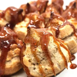 Petit Choux Dulce De Leche Y Caramelo