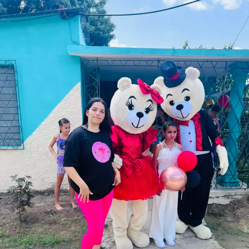 Hermosa Niña satisfecha con su sorpresa 