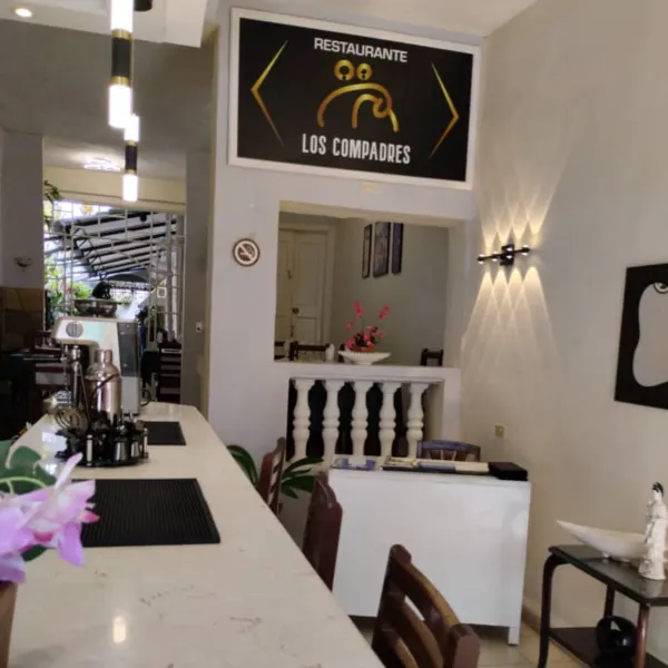 Restaurante en el centro de Cuba, cerca de los principales atractivos de la ciudad de Santa Clara y con capacidad para 40 comensales. Contamos además con un reservado climatizado con espacio para 15 personas y que cuenta con su baño privado. Tenemos una terraza con variedad de plantas ornanentales, es un ambiente muy acogedor, para hacer de su estancia una experiencia agradable.