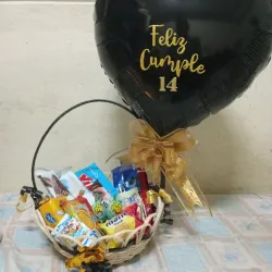 Cesta con confituras variadas