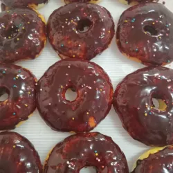 Donas grandes con cobertura de chocolate 