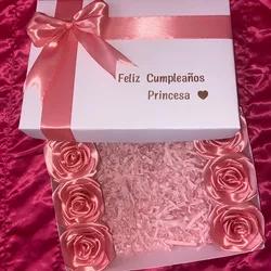 Caja de Regalo con 6 Rosas Eternas