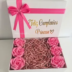 Caja de Regalo con 6 Rosas Eternas