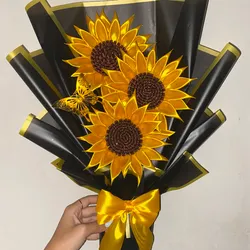 Ramo de 3 Girasoles Eternos con Mariposa