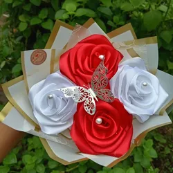 Ramo de 4 Rosas Eternas con Mariposa