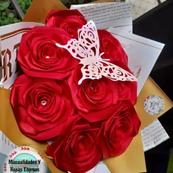 Ramo de 8 Rosas Eternas con Agregos