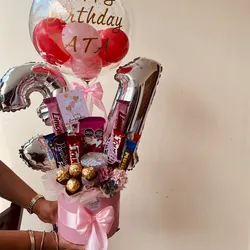 Feliz cumple con globos de número y globo burbujas