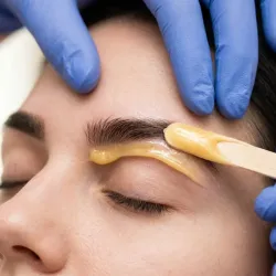 Depilación de cejas con diseño