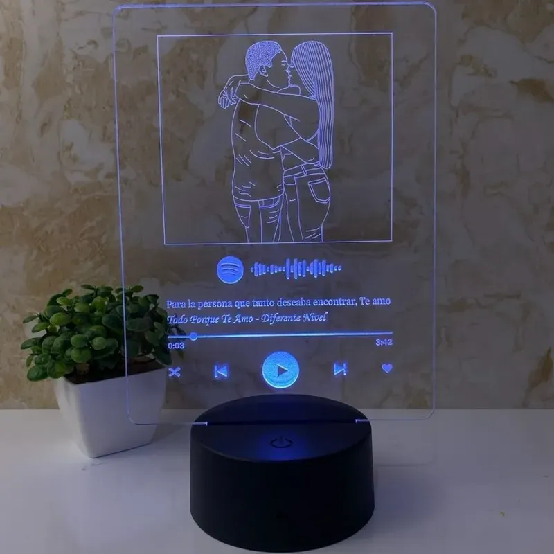 Lámpara solo con letras o siluetas.