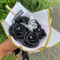 Ramo de cinco rosas eternas 🌹✨ con una mariposa y tarjeta 
