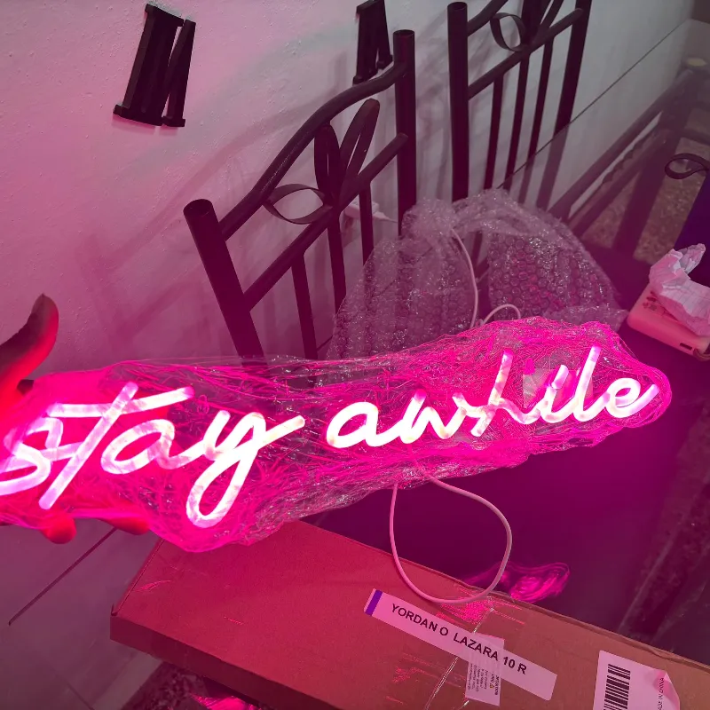 Cartel Stay a While (Quédate un ratico) 
