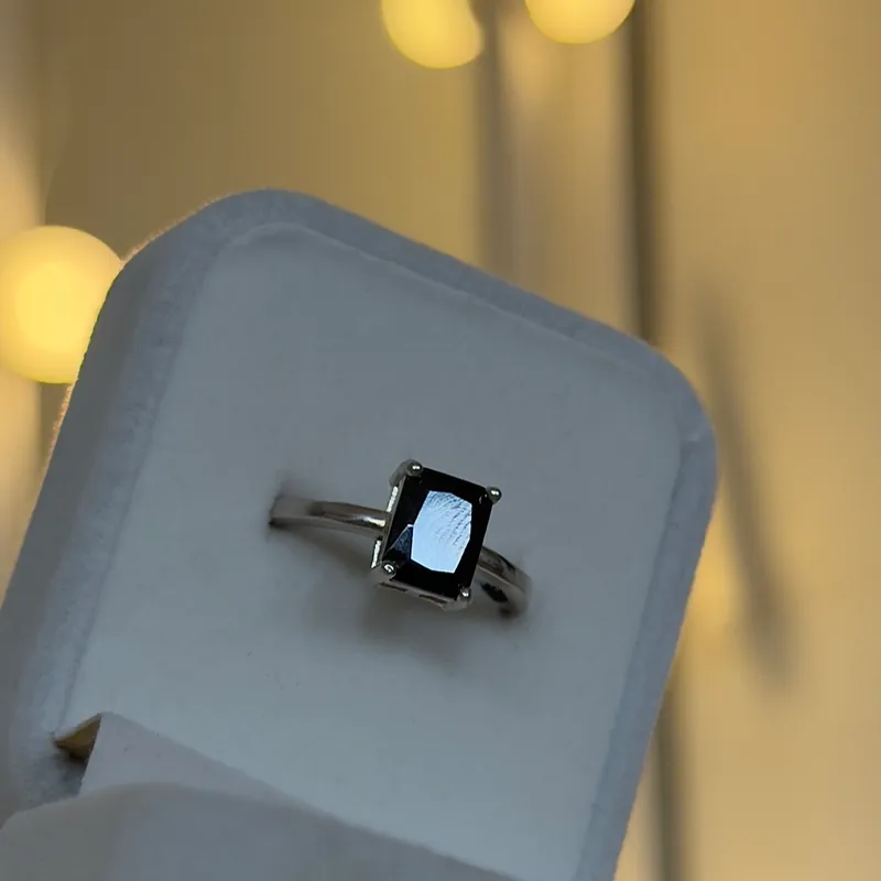 Anillo Circonia negra