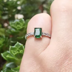 Anillo Halo Rectangular Verde Brillante