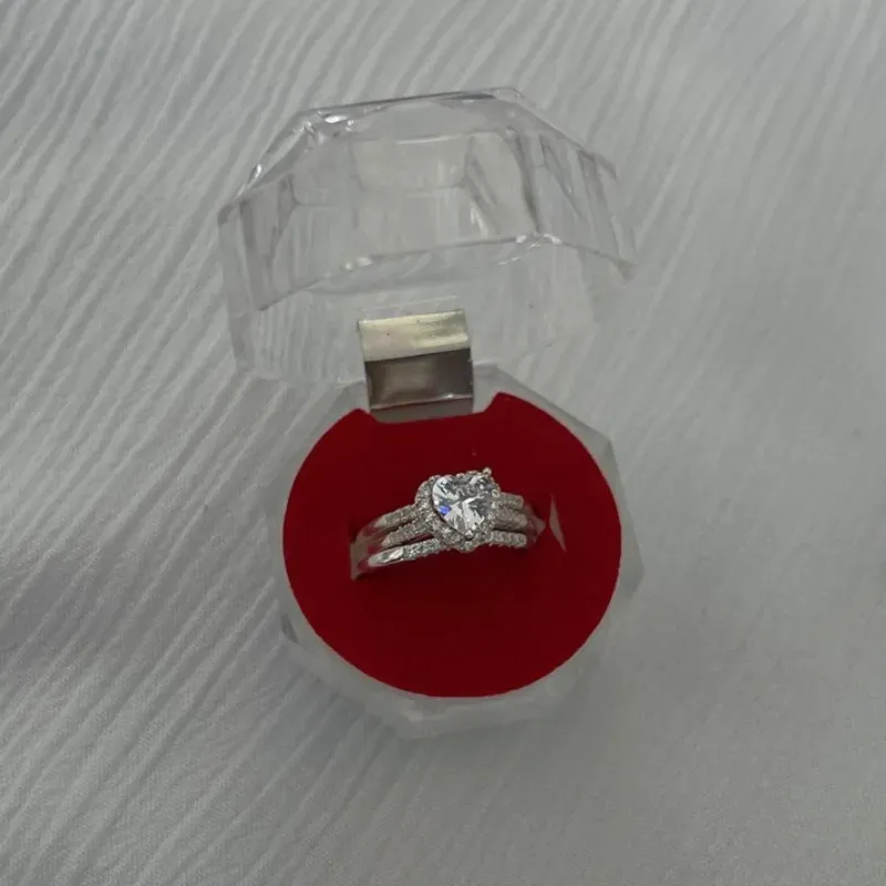 Anillo de compromiso de corazón 