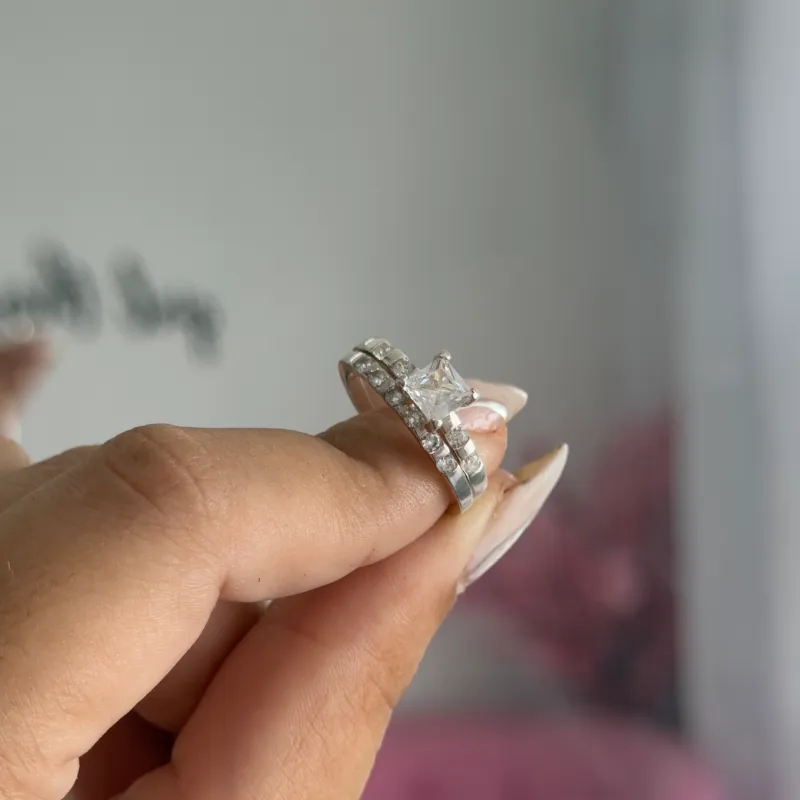 Anillo de compromiso tradicional cuadrado