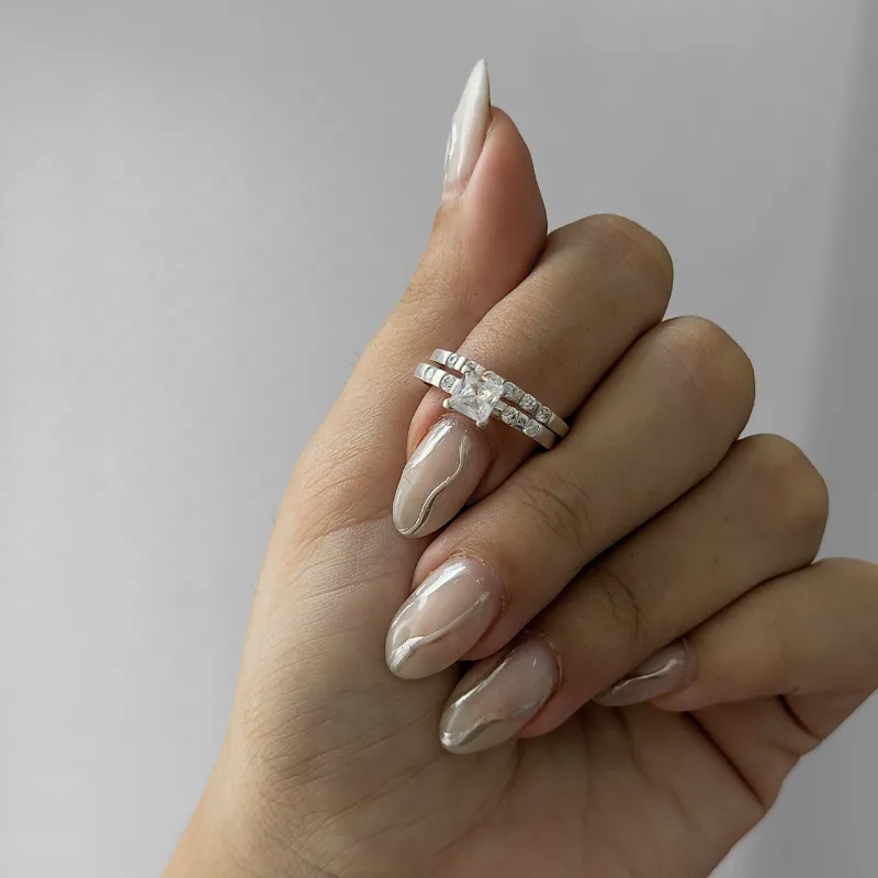 Anillo de compromiso tradicional cuadrado
