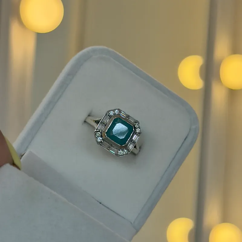 Anillo esmeralda cuadrada