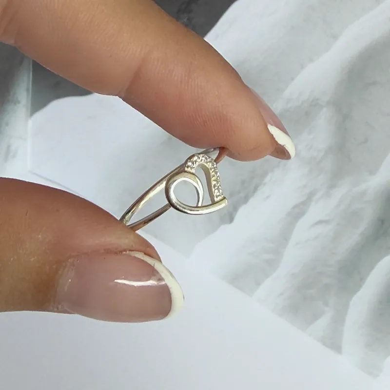 Anillo original corazón piedritas