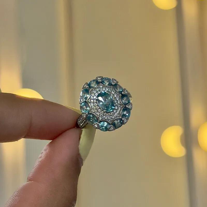 Anillo ovular destellos azules