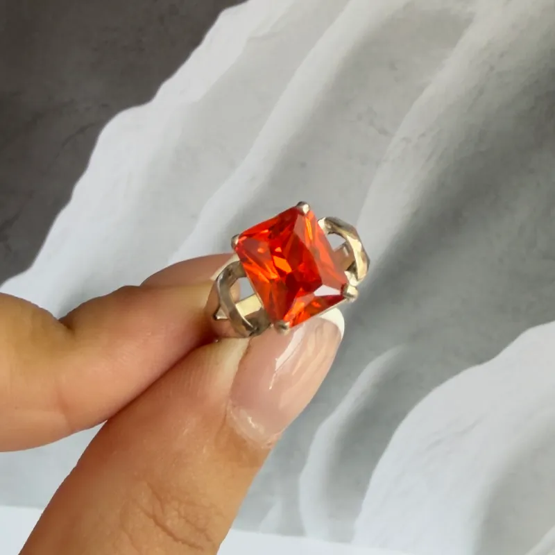 Anillo llamativo 38