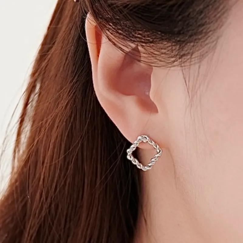 Aretes artesanales cuadrados torcidos 
