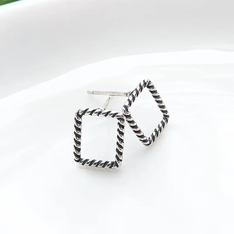 Aretes artesanales cuadrados torcidos 