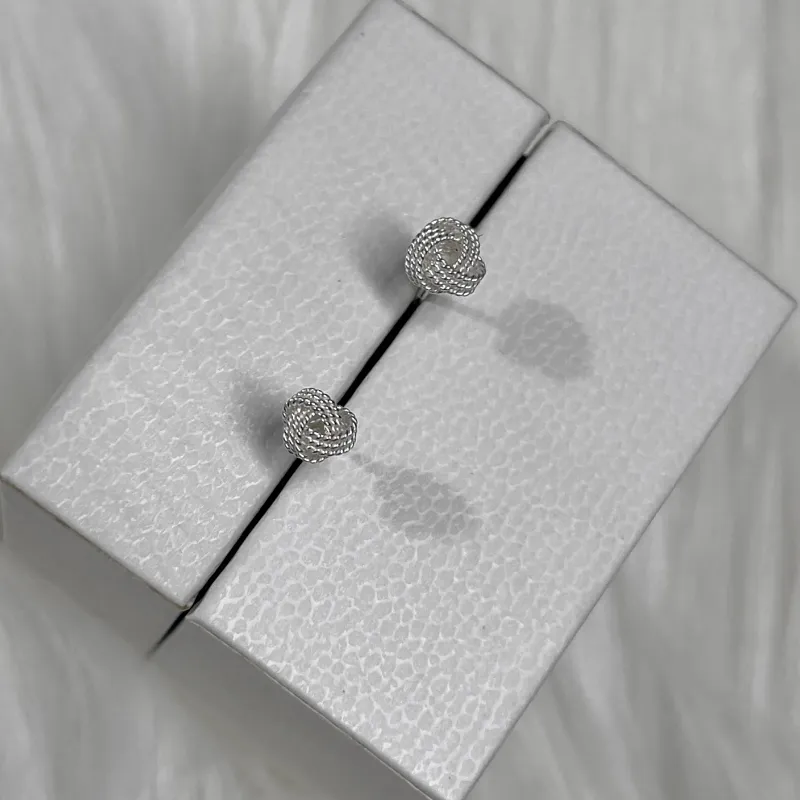 Aretes nudo pequeño