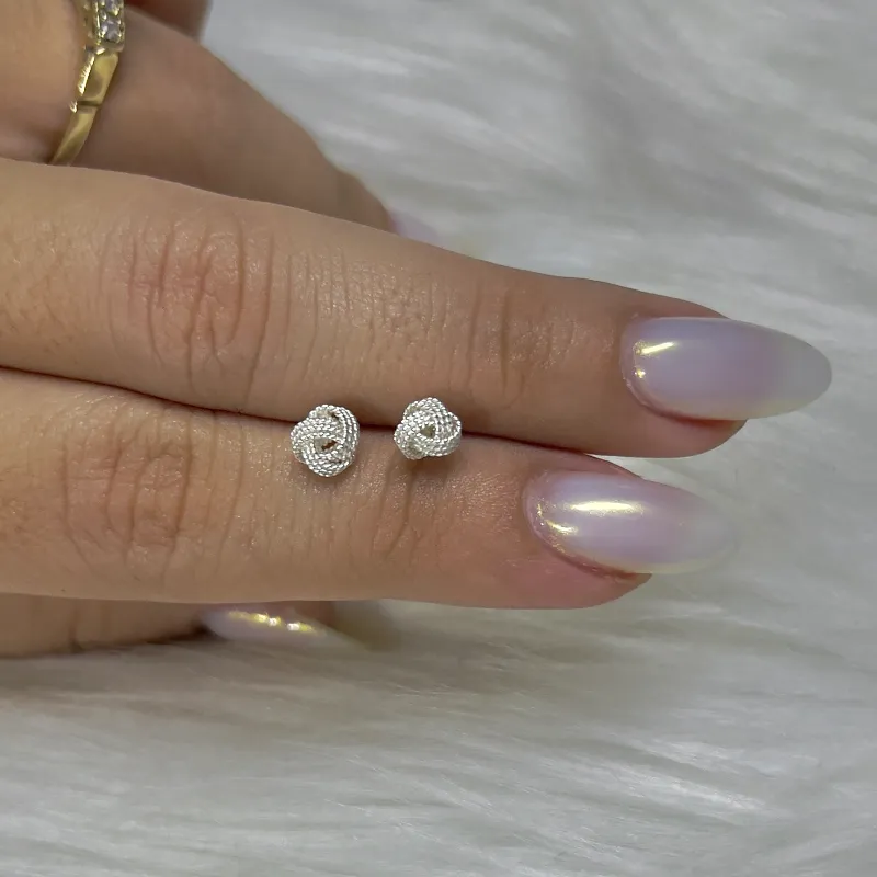 Aretes nudo pequeño