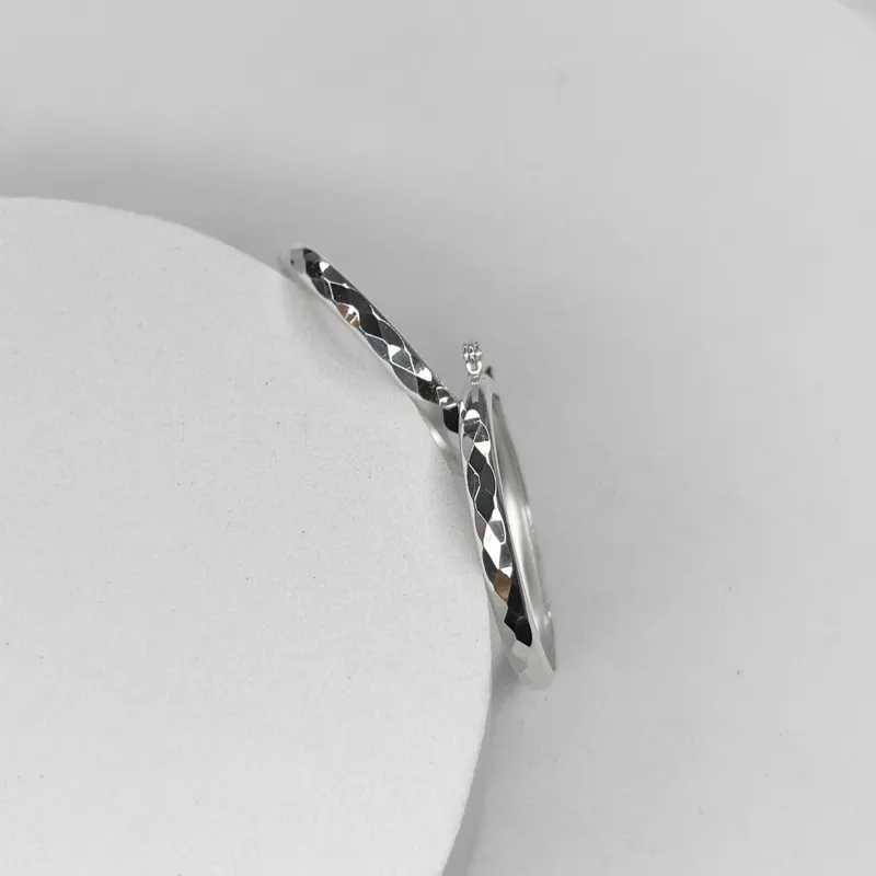Argollas medianas originales con calado 