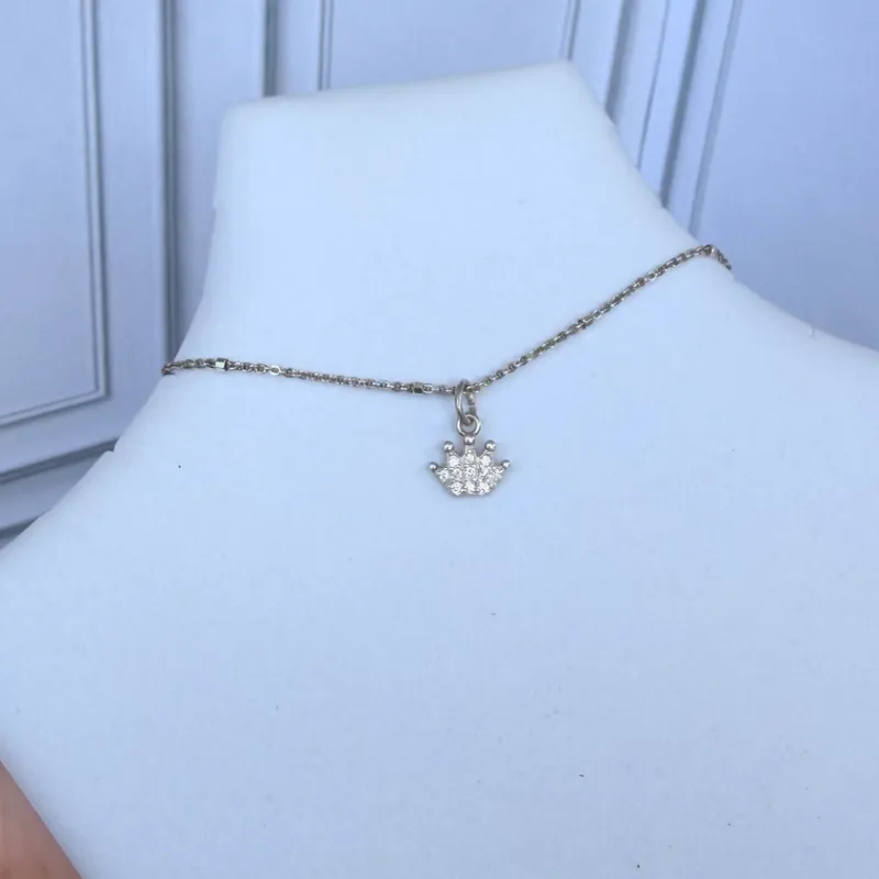 Cadena con dije de corona 